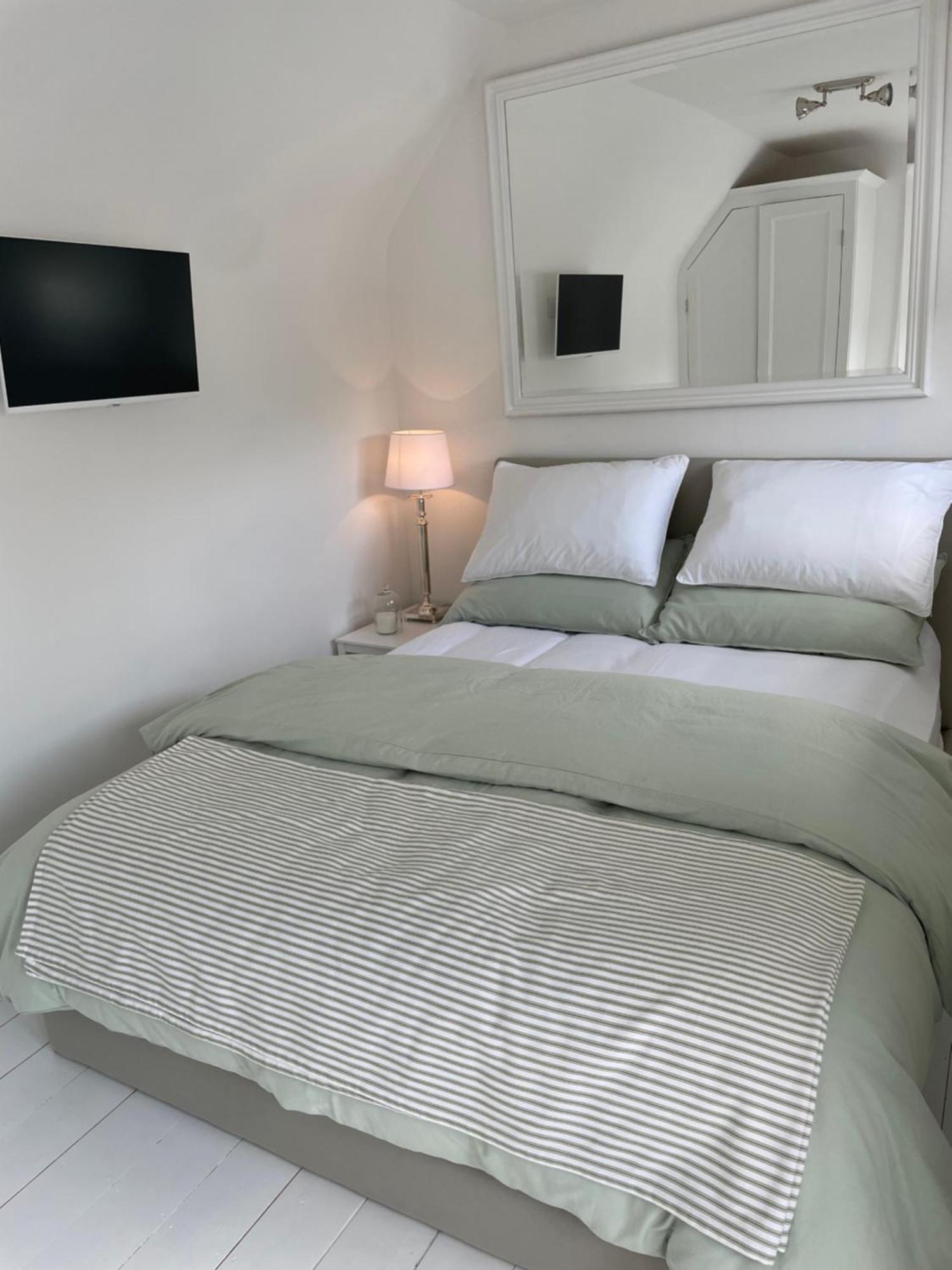 Willow House, Georgian Property In Shepperton Ngoại thất bức ảnh