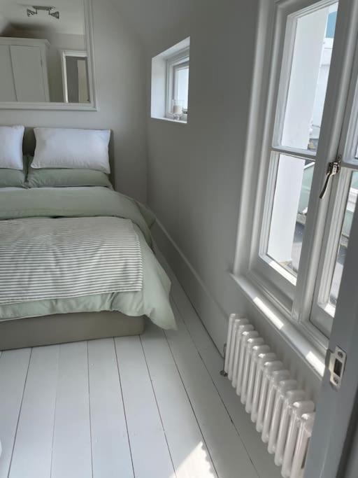 Willow House, Georgian Property In Shepperton Ngoại thất bức ảnh