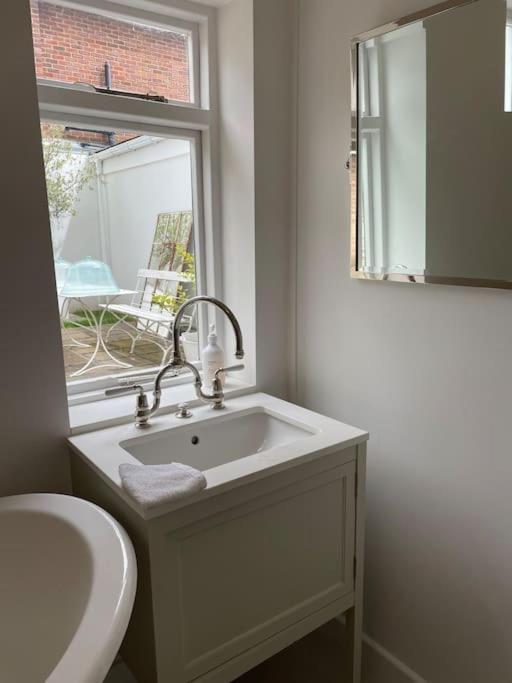 Willow House, Georgian Property In Shepperton Ngoại thất bức ảnh