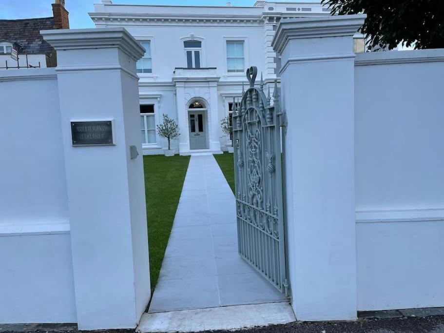 Willow House, Georgian Property In Shepperton Ngoại thất bức ảnh